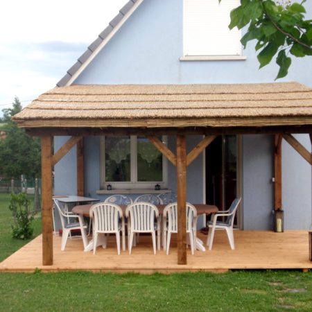 Pergola avec structure bois et couverture en paillasson de roseaux de Camargue. Réalisée avec 6 rouleaux de 2m X 5m.