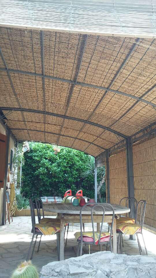 Couverture de terrasse en roseaux de camargue paillasson camarguais